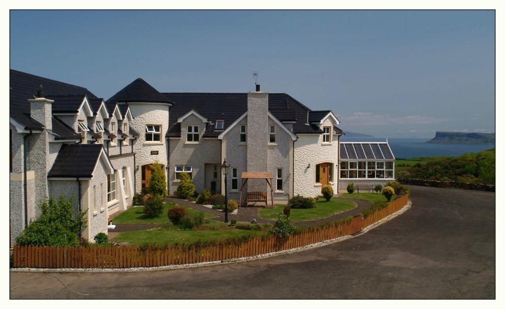 una casa grande al lado de una carretera en Crockatinney guest house, en Ballintoy