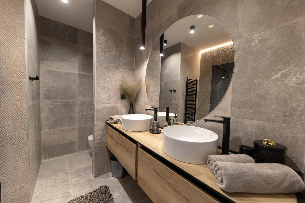 Apartments Ela Marija في كريكفينيسا: حمام مغسلتين ومرآة