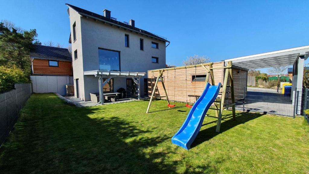 un patio con parque infantil con tobogán en Ferienwohnung "Harzlounge", en Wernigerode