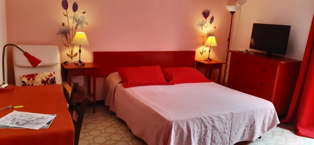 ラグーザにあるArricampativiのベッドとテレビ付きのホテルルーム