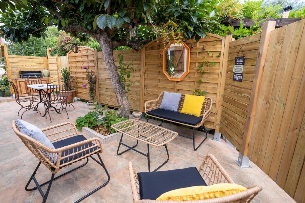 un patio con sedie, un tavolo e una recinzione di Casa Cardiccia a Folelli