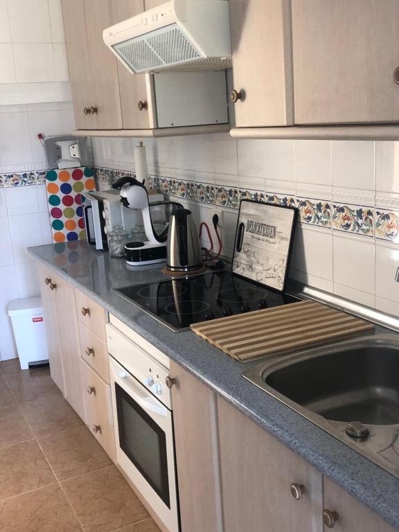Kuchyňa alebo kuchynka v ubytovaní CASA CIERVOS Bahía de Vera NATURISTA