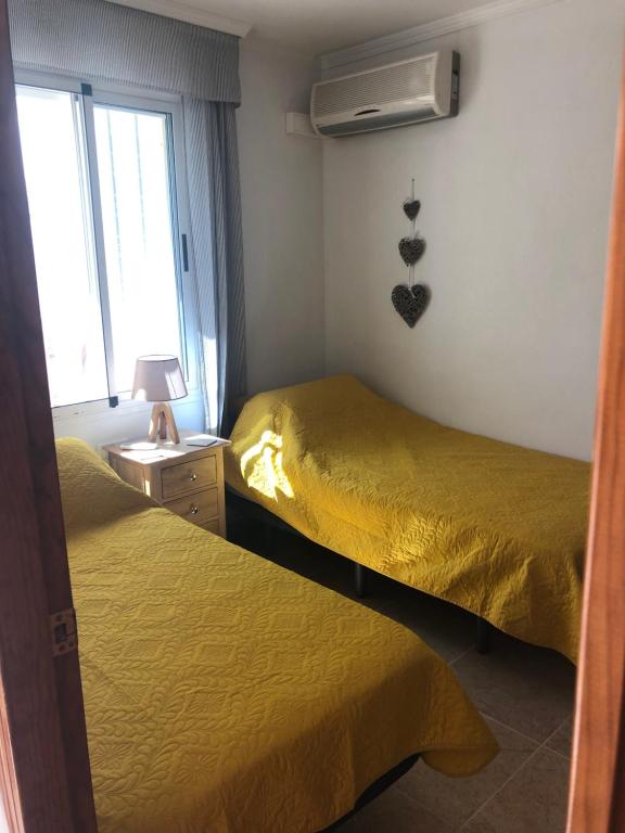 Posteľ alebo postele v izbe v ubytovaní CASA CIERVOS Bahía de Vera NATURISTA
