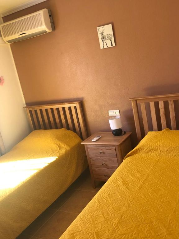 Posteľ alebo postele v izbe v ubytovaní CASA CIERVOS Bahía de Vera NATURISTA