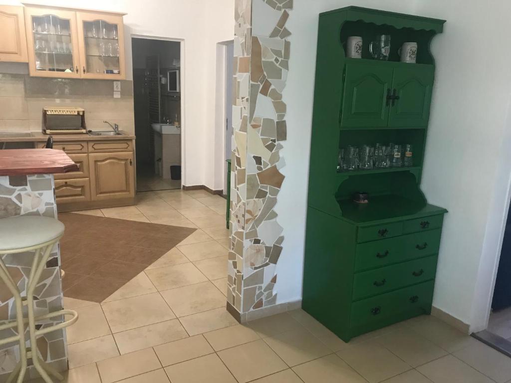 Kuchyňa alebo kuchynka v ubytovaní Francesco Apartmanház