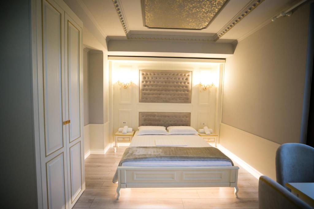 1 dormitorio con 2 camas y techo en Hotel Lotus en Tirana