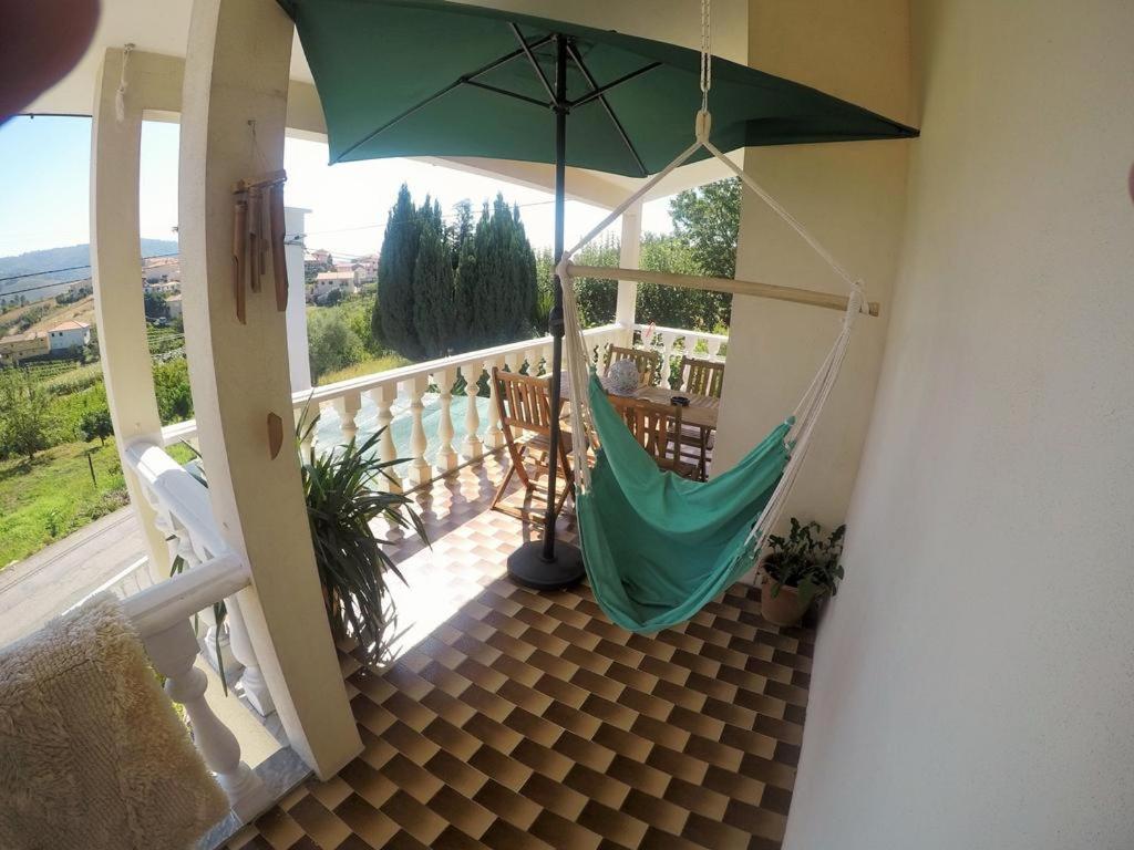 - une terrasse couverte avec un hamac et un parasol sur le balcon dans l'établissement HOUSE DOURO, à Peso da Régua