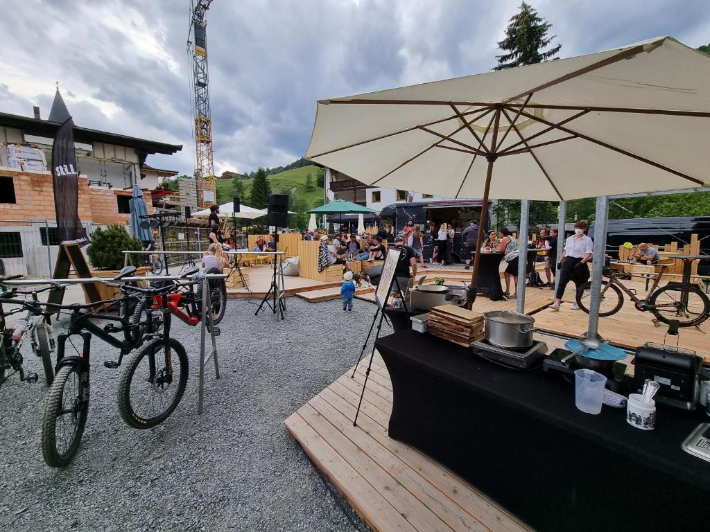 Restaurace v ubytování SKILL Mountain Lodge - Ski und Bike Hostel im Sommer mit JOKER CARD