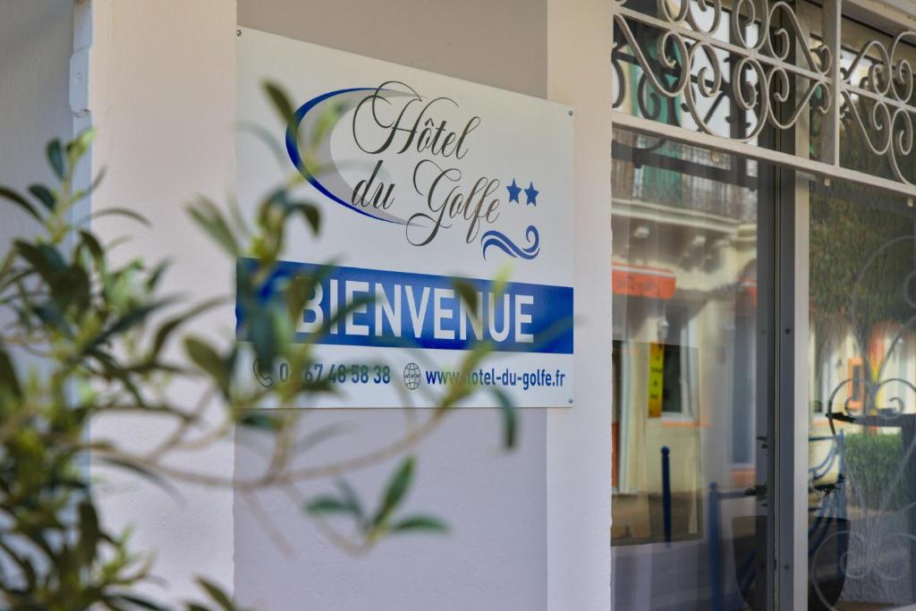 een bord op de deur van een winkel bij Hôtel du Golfe Sete-Balaruc in Balaruc-les-Bains