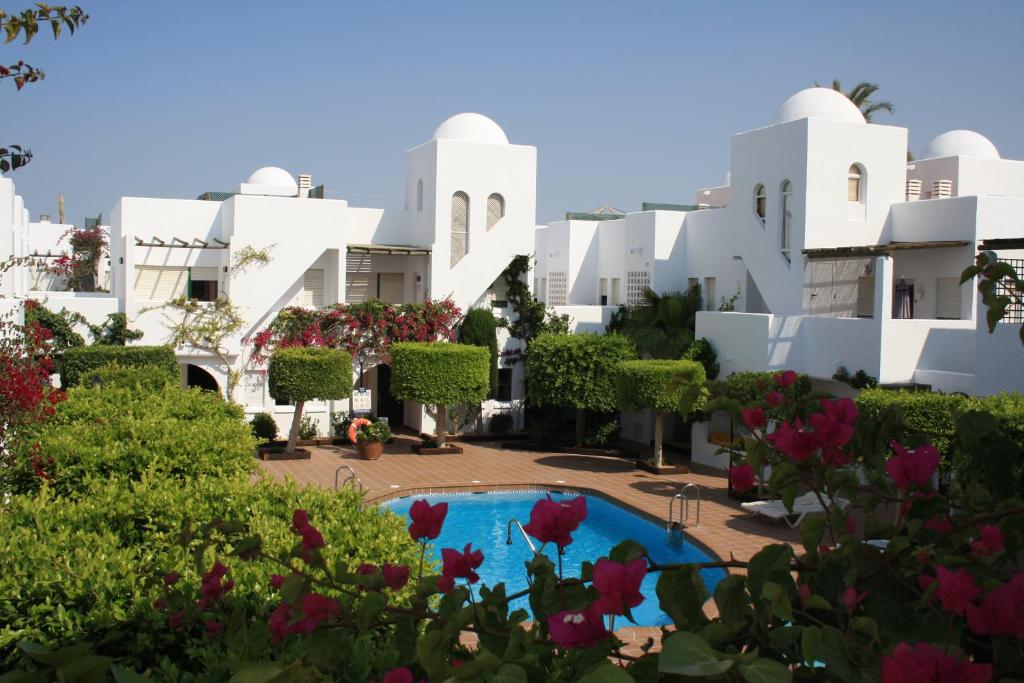 ベラにあるApartamentos Torrelagunaの庭園からホテルの景色を望めます。