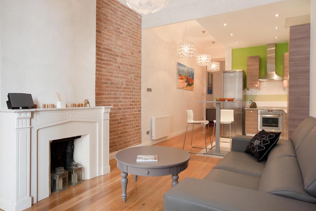 LUXURY BARCELONA CENTRAL CITY COSY 3 BEDROOM APARTMENT WITH PRIVATE TERRACE - Hizvo
