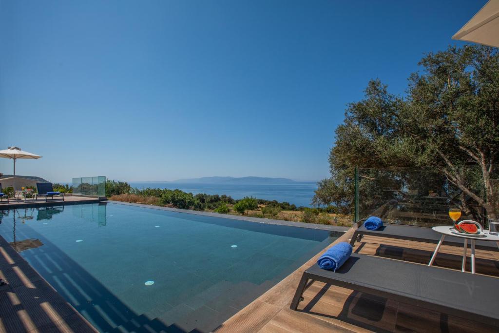 una piscina con vistas al océano en Brand new Villa Lefka with private pool at Platies, en Plateies