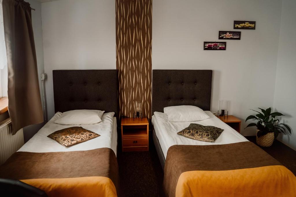 Postel nebo postele na pokoji v ubytování Browar Osjann - pokoje gościnne