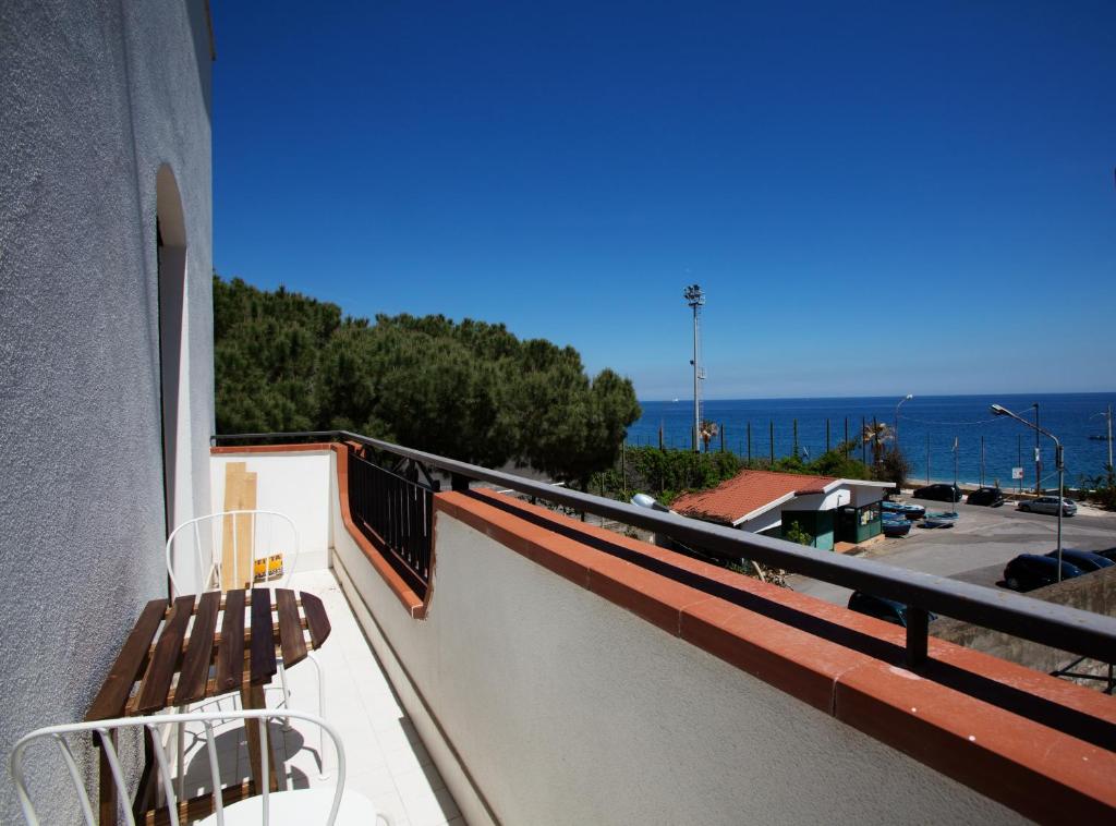 einen Balkon mit einer Bank und Meerblick in der Unterkunft La Finestra sul Mare in Letojanni