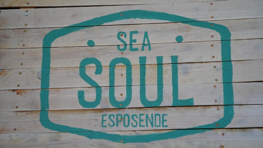 un cartel en una pared de madera que dice southecellence de mar en Sea Soul Esposende, en Esposende