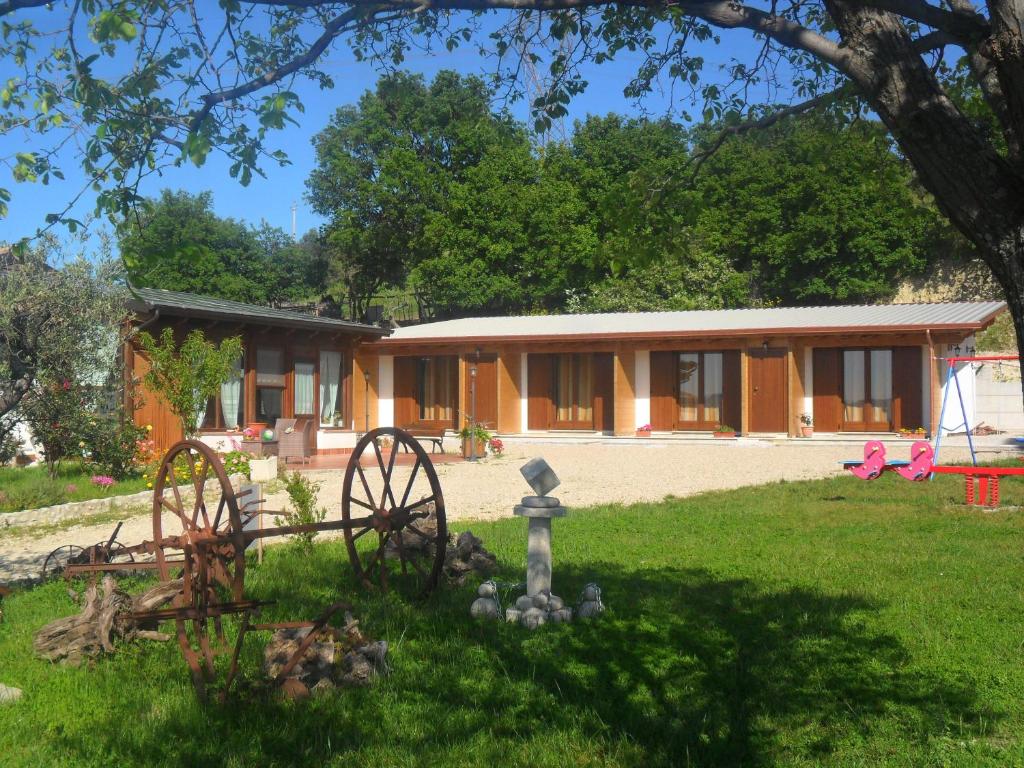 uma casa com um jardim em frente em Colle Bianco em Mafalda