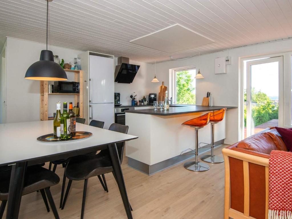 Fotografie z fotogalerie ubytování 8 person holiday home in Rønde v destinaci Rønde