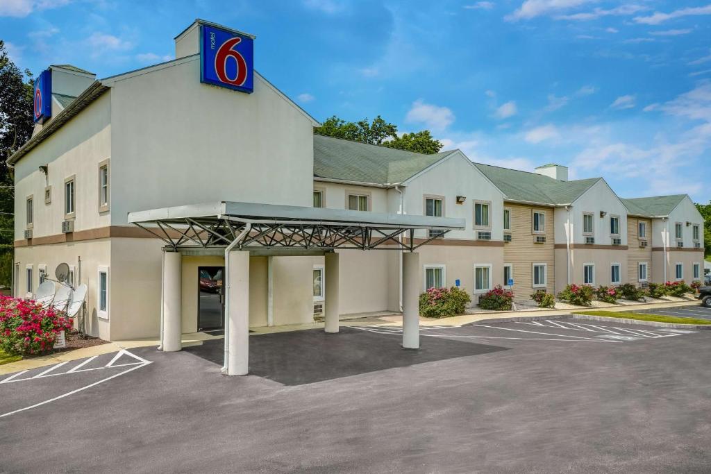 a front view of a hotel with a parking lot at Motel 6-Gordonville, PA - Lancaster PA in Gordonville