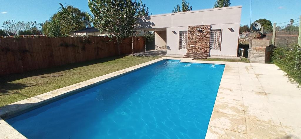 una piscina azul frente a una casa en arrayanes en Junín