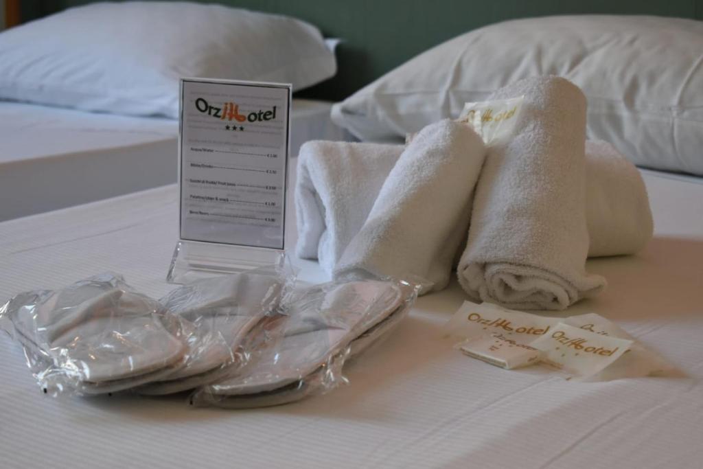 Postel nebo postele na pokoji v ubytování Orzihotel