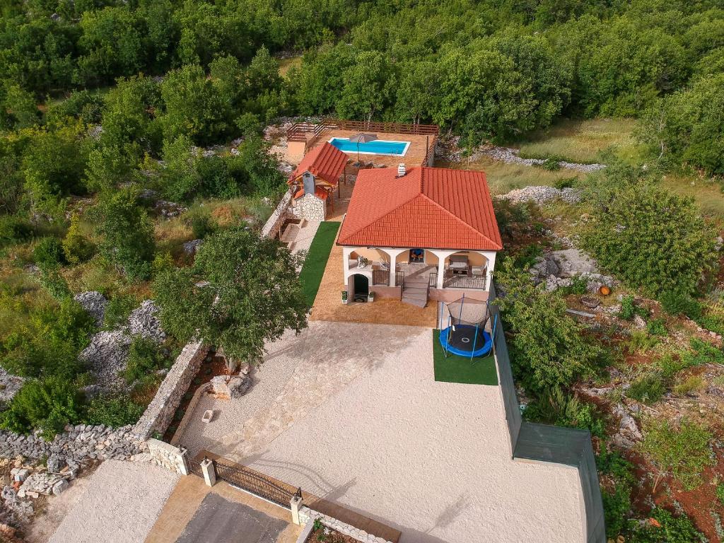 - une vue sur une maison avec un toit rouge dans l'établissement Villa Strikina kuca, à Slivno