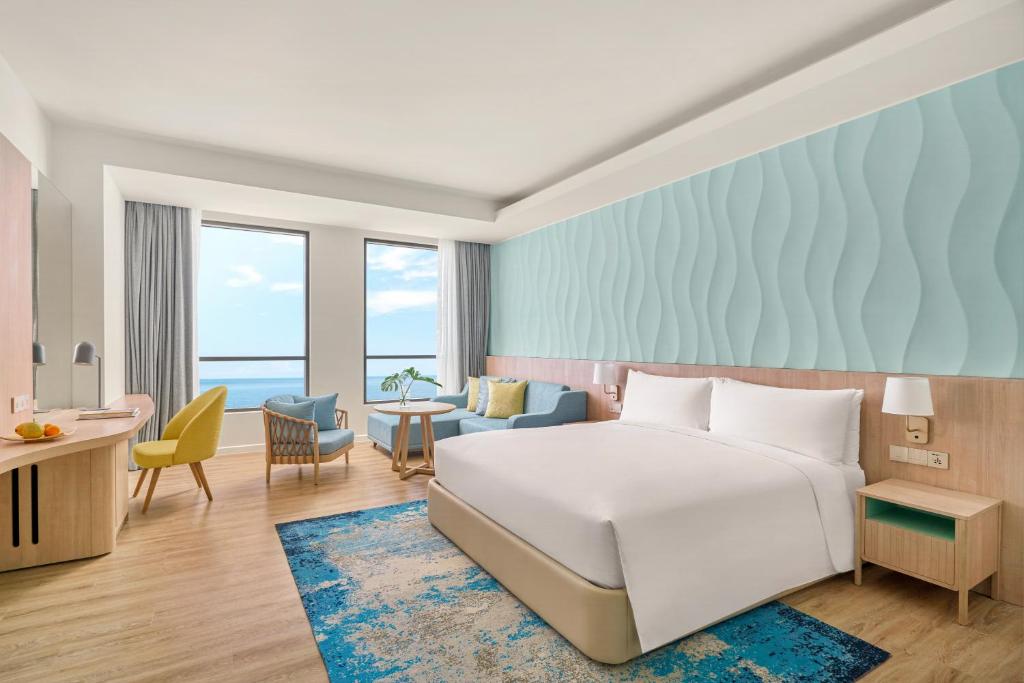 Cama ou camas em um quarto em Holiday Inn Resort Ho Tram Beach by IHG