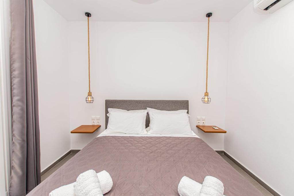 Postel nebo postele na pokoji v ubytování Lofos Apartments