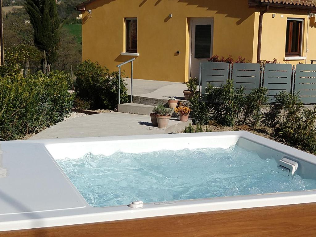 a hot tub in the backyard of a house at appartamento salino in San Ginesio