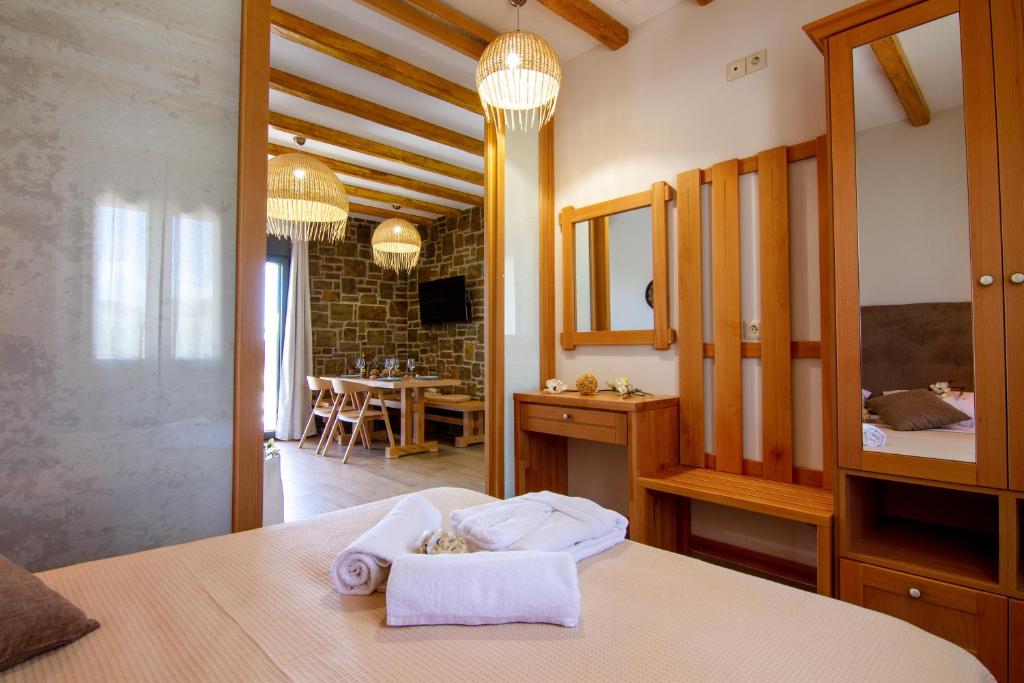 Posteľ alebo postele v izbe v ubytovaní Aphrodite Stone Apartments