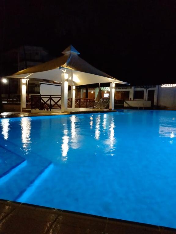 Bazén v ubytování Kenya Bay Beach Hotel nebo v jeho okolí
