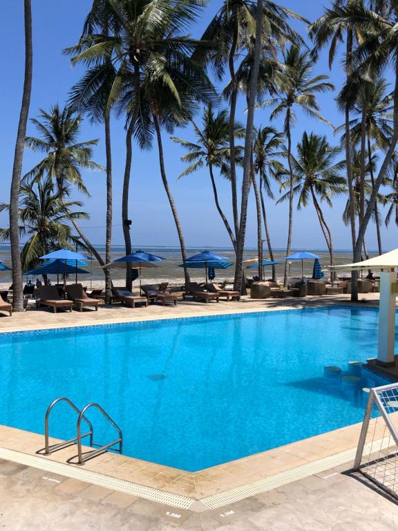 Bazén v ubytování Kenya Bay Beach Hotel nebo v jeho okolí