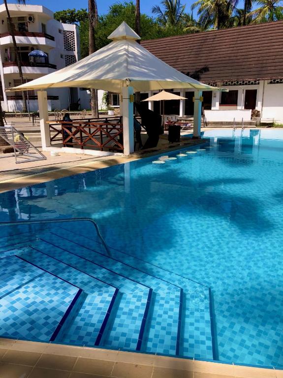 Bazén v ubytování Kenya Bay Beach Hotel nebo v jeho okolí