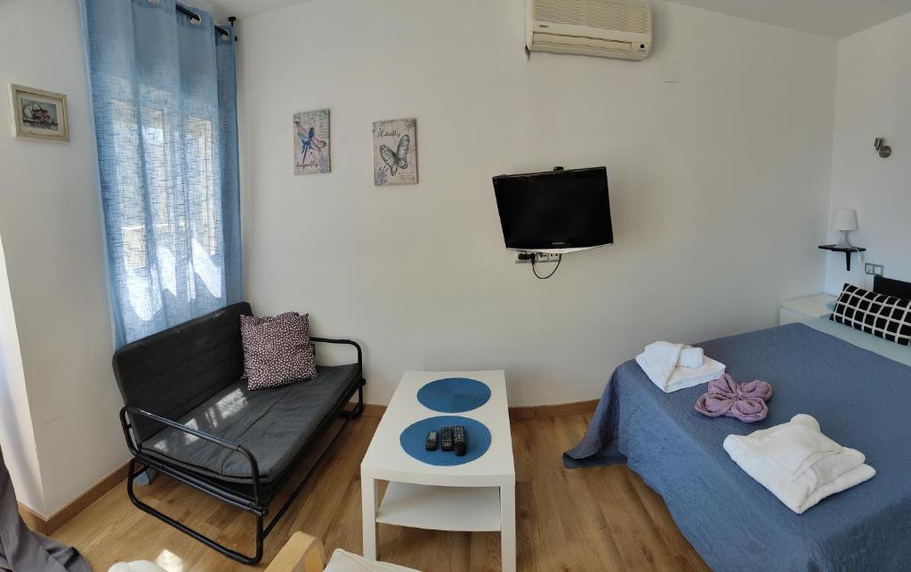 Telewizja i/lub zestaw kina domowego w obiekcie Solaz-Andaluz City Center Apartment BY NAMASTE ELITE