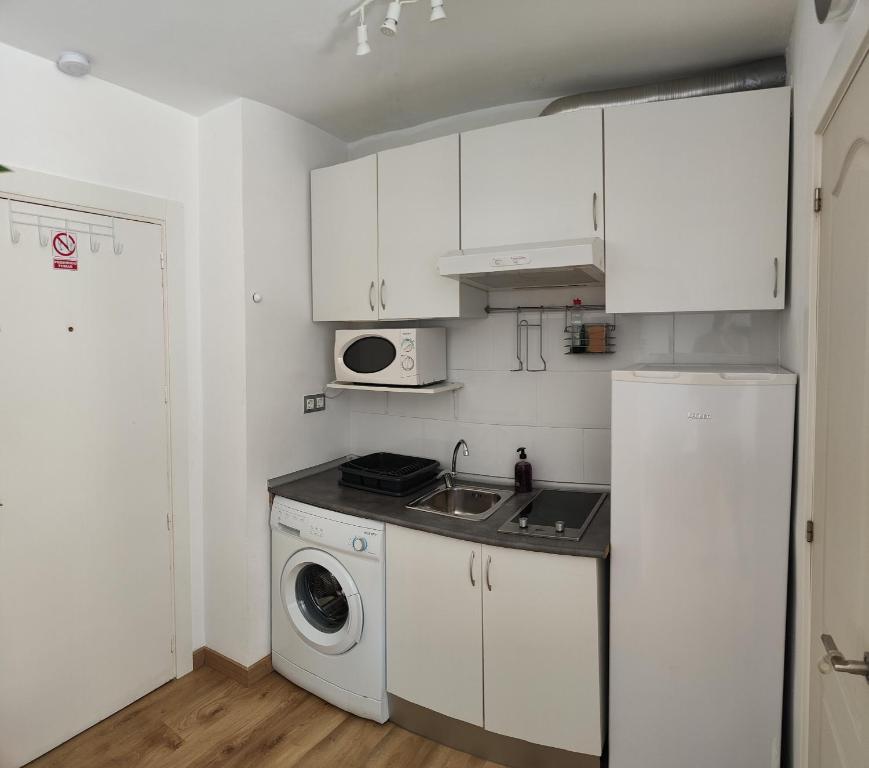 Kuchnia lub aneks kuchenny w obiekcie Solaz-Andaluz City Center Apartment BY NAMASTE ELITE