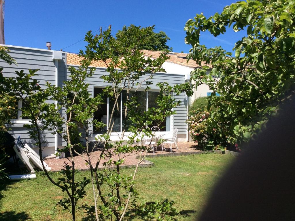 Blick auf ein Haus aus dem Garten in der Unterkunft l'echoppe rochelaise in La Rochelle