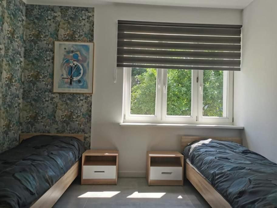 um quarto com 2 camas e uma janela em Reda apartments em Lublin
