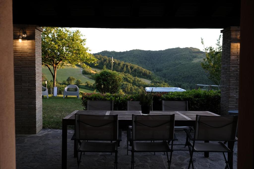 a dining table and chairs with a view of a mountain at casa vacanze Colonnata in Gubbio