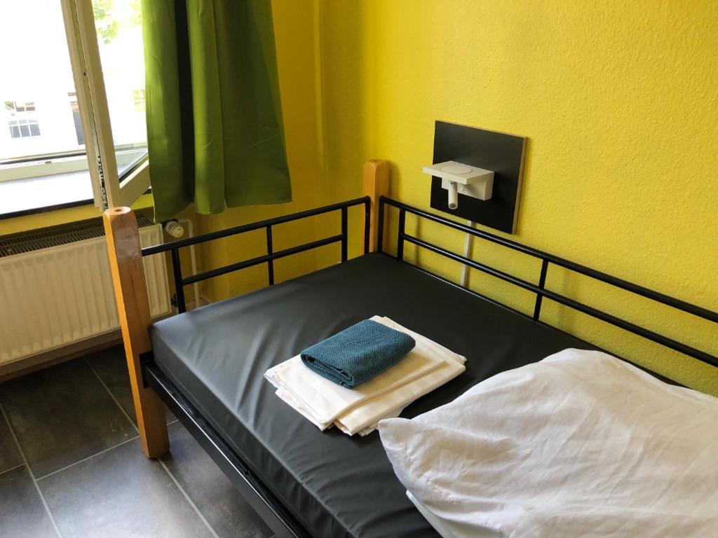 Postel nebo postele na pokoji v ubytování Backpackers Düsseldorf - SELF CHECK-IN