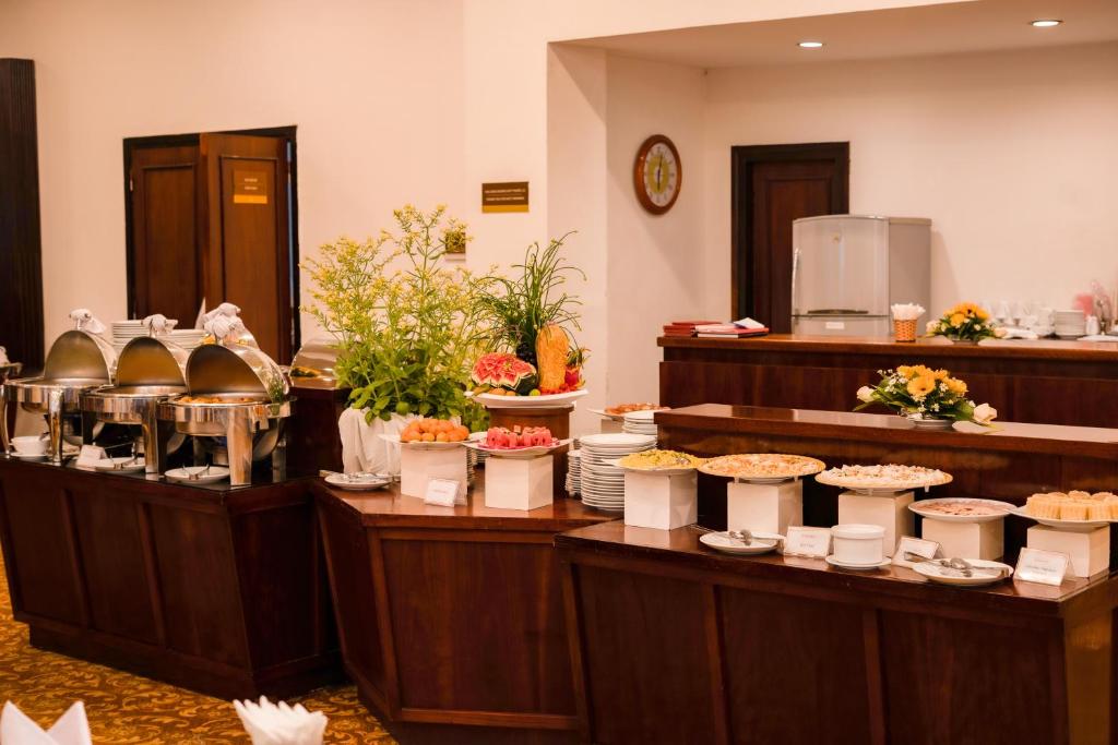 Không gian nhà hàng mở ra khung cảnh sông Hương và khu vườn nhiệt đới, phù hợp để du khách thưởng thức bữa sáng, bữa tối hoặc những buổi gặp gỡ nhẹ nhàng.