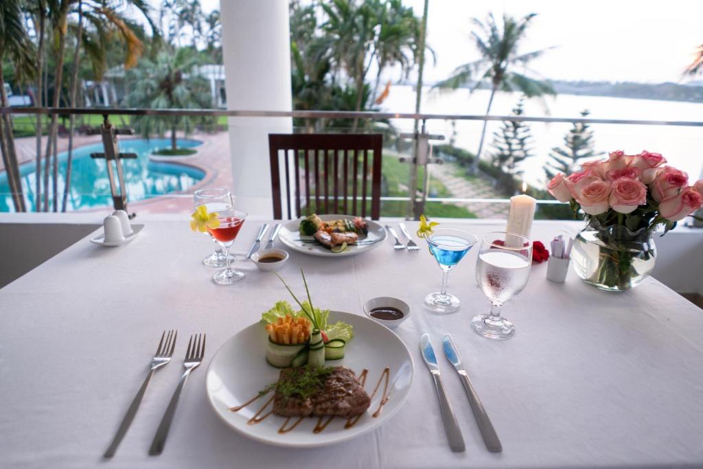 Không gian ẩm thực ấm cúng phù hợp cho bữa tối gia đình, buổi gặp gỡ bạn bè hoặc những chương trình riêng trong thời gian lưu trú tại Huế.