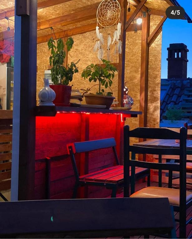 Uma área de estar em The Rooftop Hostel