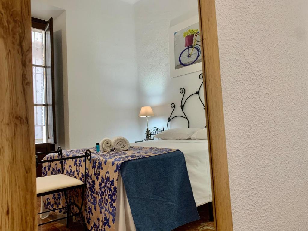 Posteľ alebo postele v izbe v ubytovaní Apartamentos La Casa del Azafrán