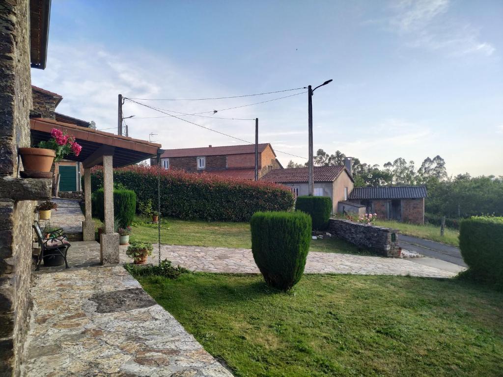 A garden outside Casa O Castelo en Touro