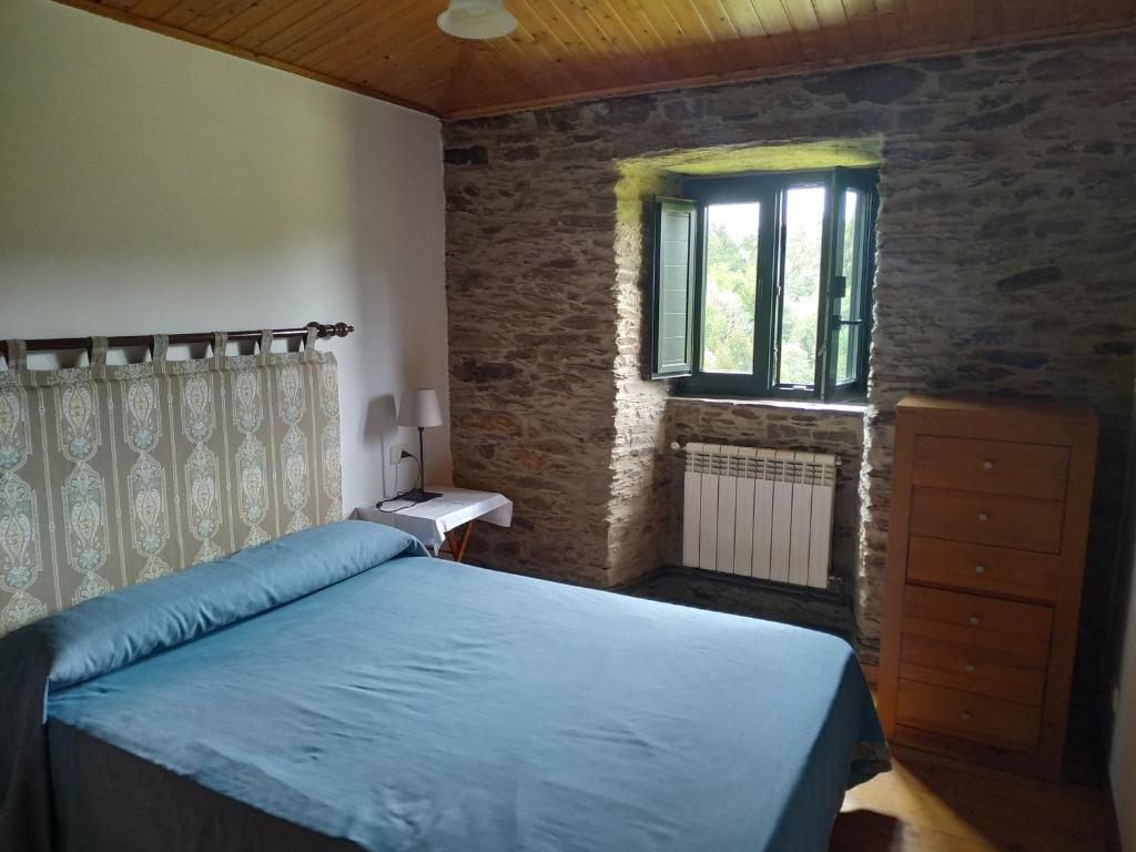 A bed or beds in a room at Casa O Castelo en Touro