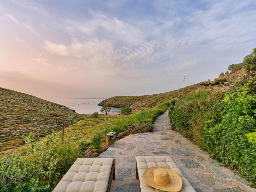 una habitación con sofá y sombrero en una colina en Agelos Beachfront Villa, en Korissia