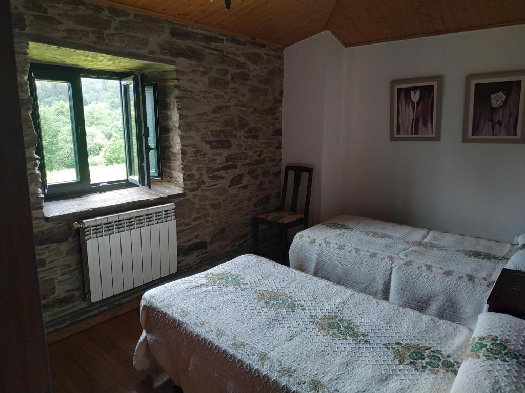 A bed or beds in a room at Casa O Castelo en Touro