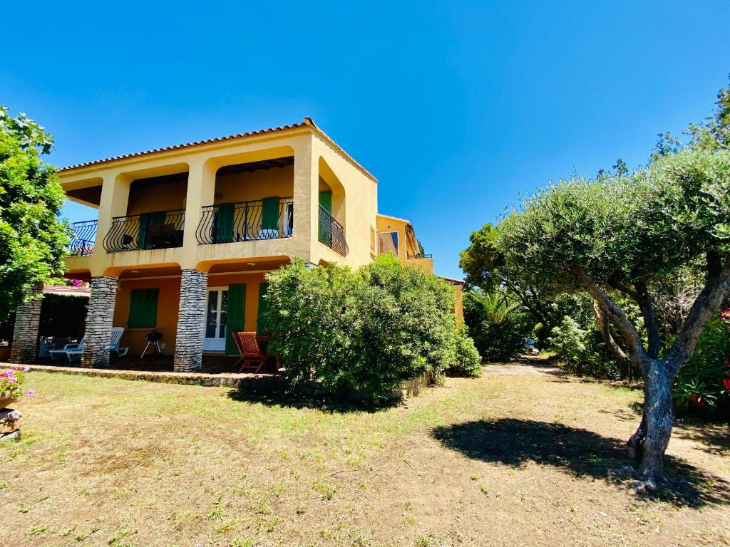 une grande maison avec une cour en face dans l'établissement Résidence Marie Diane - Laurier des Mers, à Propriano