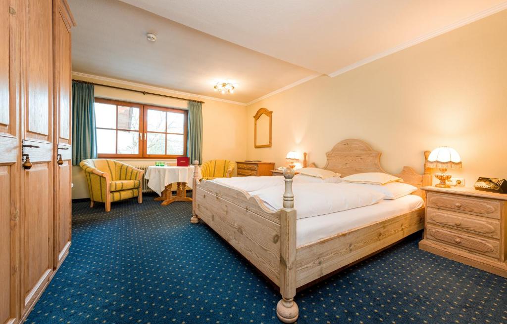 Postel nebo postele na pokoji v ubytování Wellness & Sporthotel Alpenhof