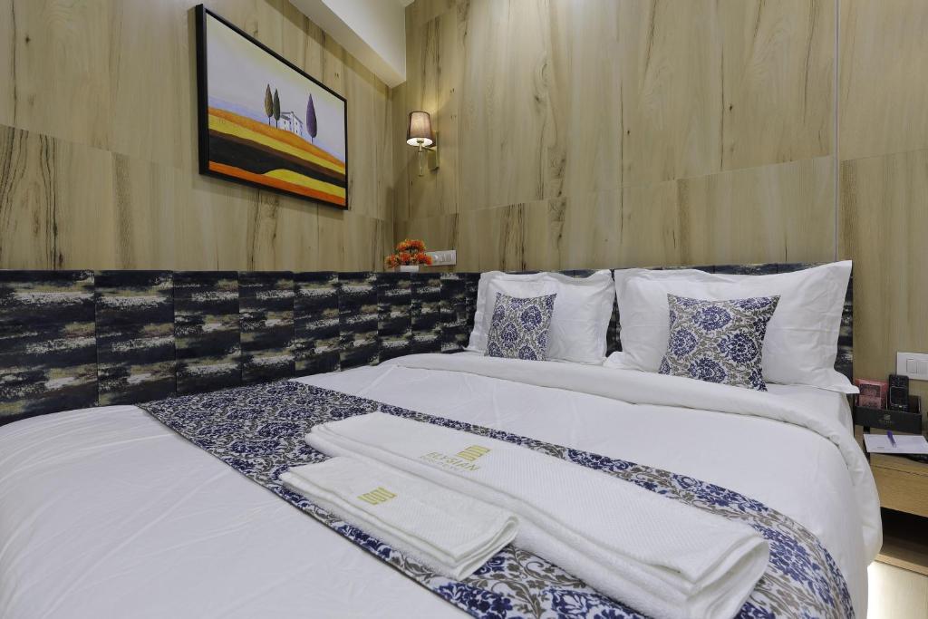 Postel nebo postele na pokoji v ubytování Hotel Elysian Residency