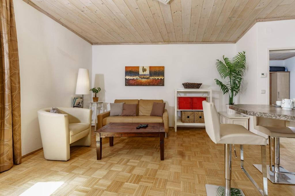 ein Wohnzimmer mit einem Sofa und einem Tisch in der Unterkunft Easyapartments Altstadt 1 in Salzburg